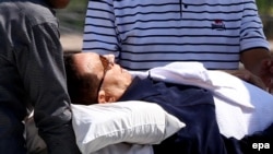 На слушания в Каире в середине августа Хосни Мубарака также доставили на носилках