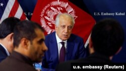 ارشیف/ د افغانستان د سولې لپاره د امريکا د بهرنیو چارو وزارت ځانګړی استازی زلمی خليل‌زاد د یو شمېر رسنیو له مسؤلینو سره د خبرو پر مهال