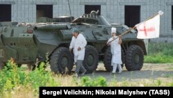 Врачи Юрий Костюченков и Вера Чепурина отпущены отрядом боевиков под командованием Шамиля Басаева из больницы Будённовска. 17 июня 1995 года