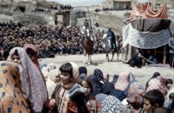 სავარაუდოდ, თეატრალური წარმოდგენა, სადაც თამაშდება "შემრსის," მესამე იმამის - ჰუსეინის - მკვლელის ამბავი. ფოტო გადაღებულია ნაჰავანდში, დასავლეთ ირანში.