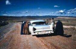 ოჯახი ისვენებს მანქანით ხანგრძლივი მოგზაურობისას ირანის აღმოსავლეთში, დღევანდელი ავღანეთის საზღვართან.