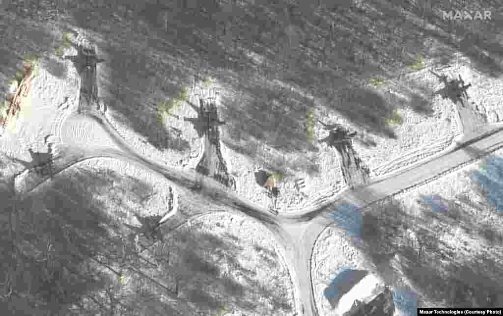 Šest borbenih aviona tipa SU-25 na aerodromu Luninec u Bjelorusiji. Slika je načinjena 4. februara. Luninec se nalazi u jugozapadnom regionu Brest, oko 50 kilometara od ukrajinske granice.