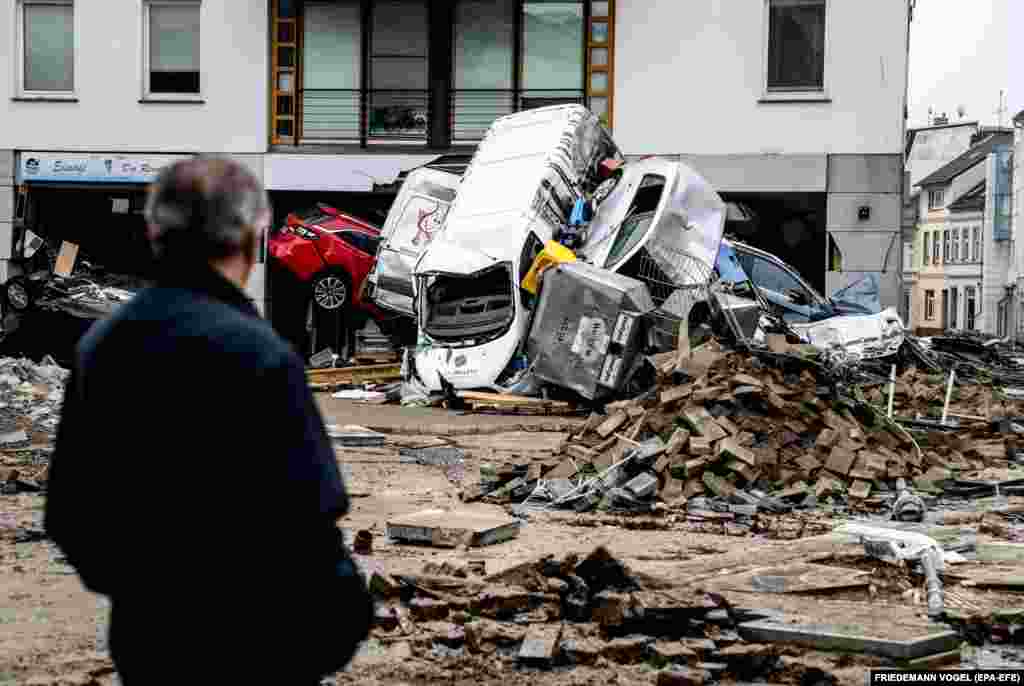 Разбитые машины в Бад-Нойенар-Арвайлере, 16 июля 2021 