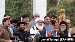 د بلوچستان صوبايي اشمبلۍ مخې ته تر احتجاج وروسته اپوزېشن ګوندونو مشر مولانا واسع خبري کنفرانس پر مهال: تصویر له ارشیفه