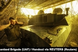 Военнослужащий 24-й механизированной бригады ВСУ имени короля Даниила ведёт огонь из гаубицы 2С1 "Гвоздика" по позициям армии РФ вблизи города Часов Яр в Донецкой области, 22 июля 2025 года