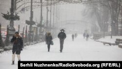 За даними столичної влади, наразі триває доочистка тротуарів
