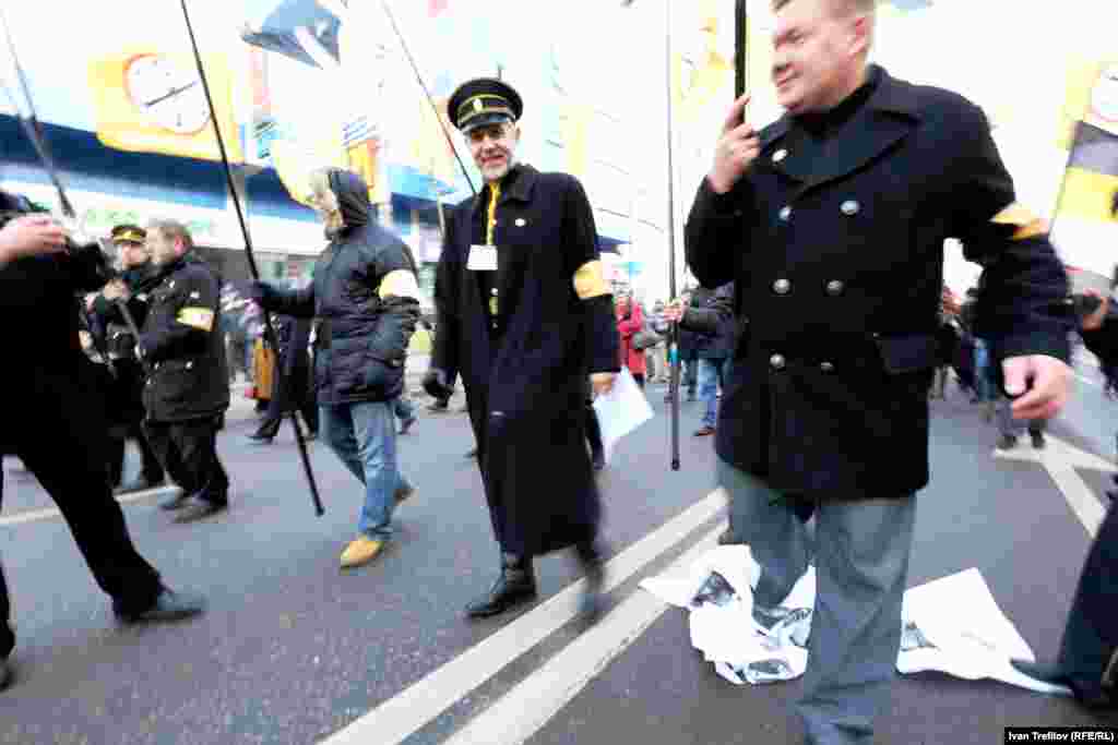 Плакат с "врагами" русского народа был растоптан