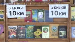 Studentkinja generacije prodaje knjige na ulici Studentkinja generacije prodaje knjige na ulici