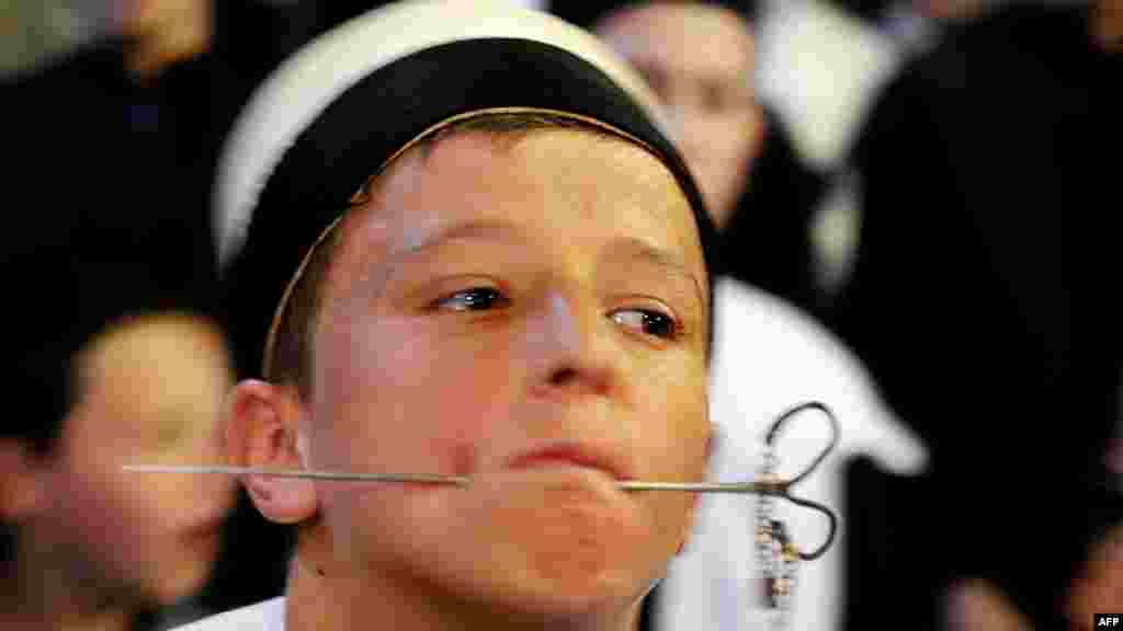 Kosovo - Mladi derviš, vješt sufizmu, mističnom oblik islama koji propovijeda toleranciju i potragu za razumijevanjem, sudjeluje u molitvi u Prizrenu, 22. mart 2012.