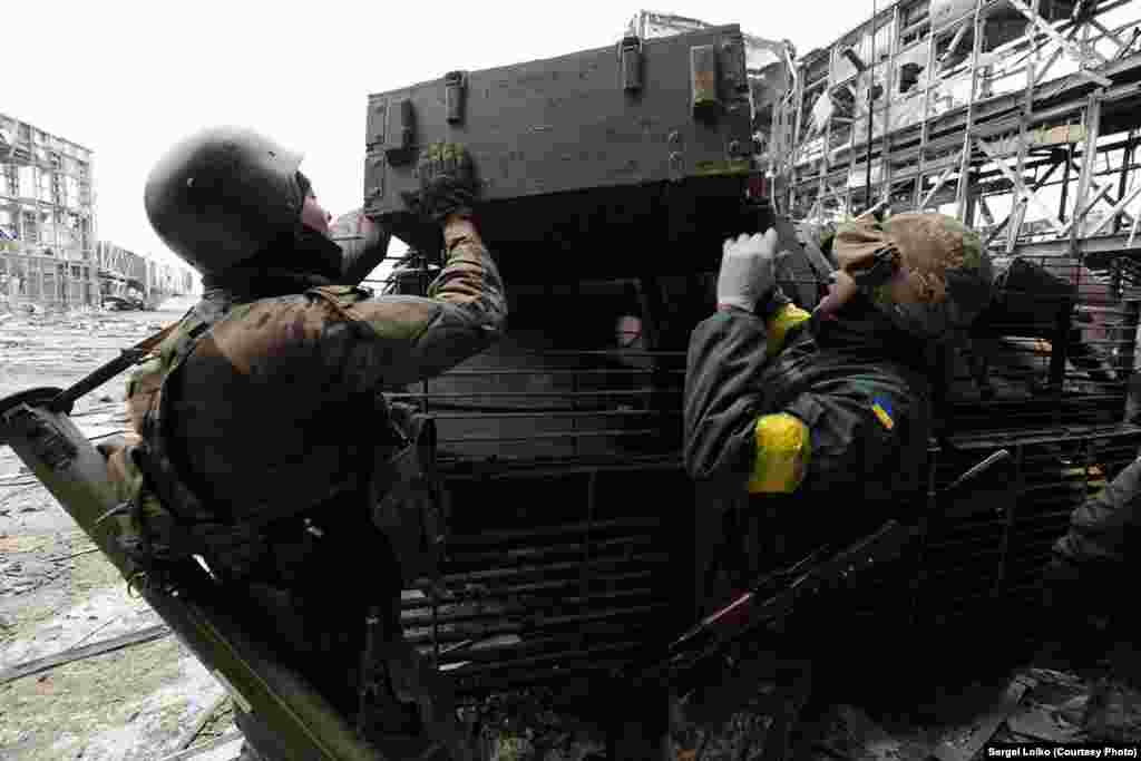 Останки танкиста под обстрелом погрузили на импровизированный "катафалк". 