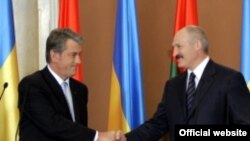 Віктор Ющенко та Олександр Лукашенко під час спільної прес-конференції після закінчення переговорів, Мінськ, 6 травня 2009 р.