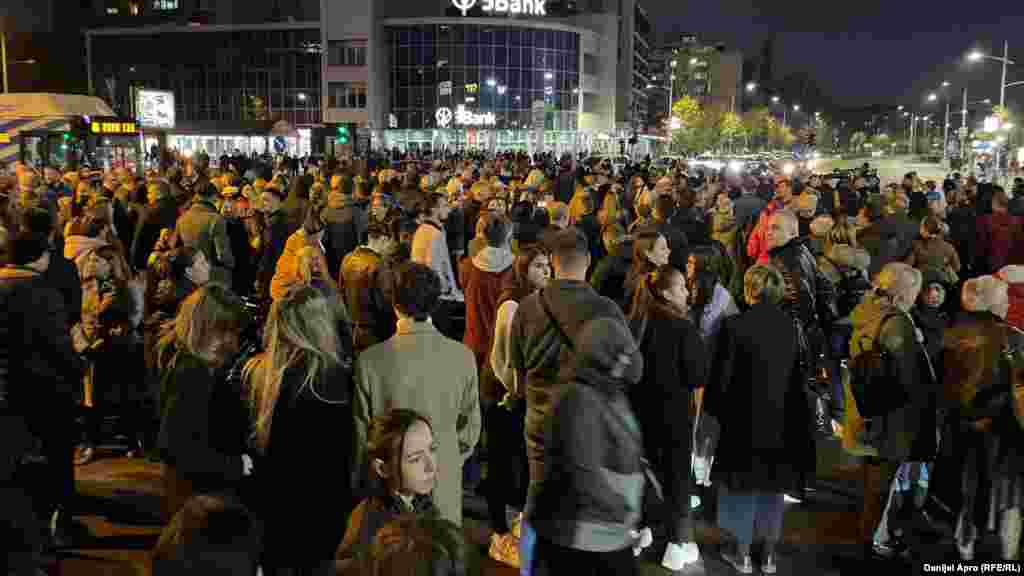 Kako javlja reporter RSE, ljudi i dalje pristižu na skup. 