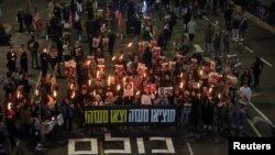 საპროტესტო აქცია ყველა ისრაელელი მძევლის ერთდროული დაბრუნების მოთხოვნით. თელ-ავივი, ისრაელი, 2025 წლის 15 იანვარი. გზაზე დაწერილი წარწერა lautet: "ყველა დაბრუნდეს" REUTERS