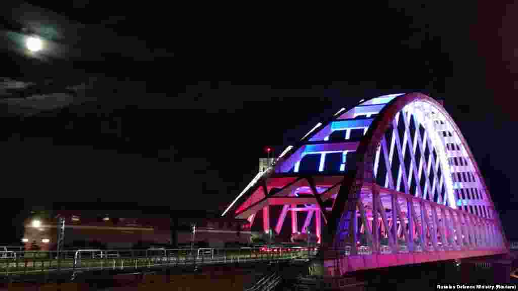 15 февраля Минобороны России показало, что якобы выводит военную технику из Крыма и от границ с материковой частью Украины. При этом госсекретарь США Энтони Блинкен на следующий день заявил, что Соединенные Штаты не наблюдают «масштабного отвода» российских войск от границы с Украиной. 17 февраля министр обороны Великобритании Бен Уоллес обвинил Россию в обмане, заявив: «За последние 48 часов мы наблюдаем наращивание войск до 7 тысяч»