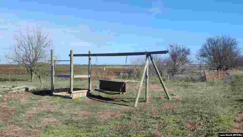 «Детская площадка», которую оборудовали жители Тимирязево – села, в котором нет даже магазина