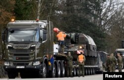 Njemačka je 14. februara poslala dodatne trupe u Litvaniju, na fotografiji ukrcavanje njemačkih tenkova na kamione
