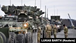 Američko oružje čini više od polovine uvoza oružja u evropske zemlje, dok rusko čini manje od osam odsto. Foto: Vojnici 2. konjičkog puka SAD-a stoje pored borbenih vozila dok pripremaju opremu za slanje u Rumuniju u kasarni Rose u Vilsecku, Njemačka, 9. februara 2022. 