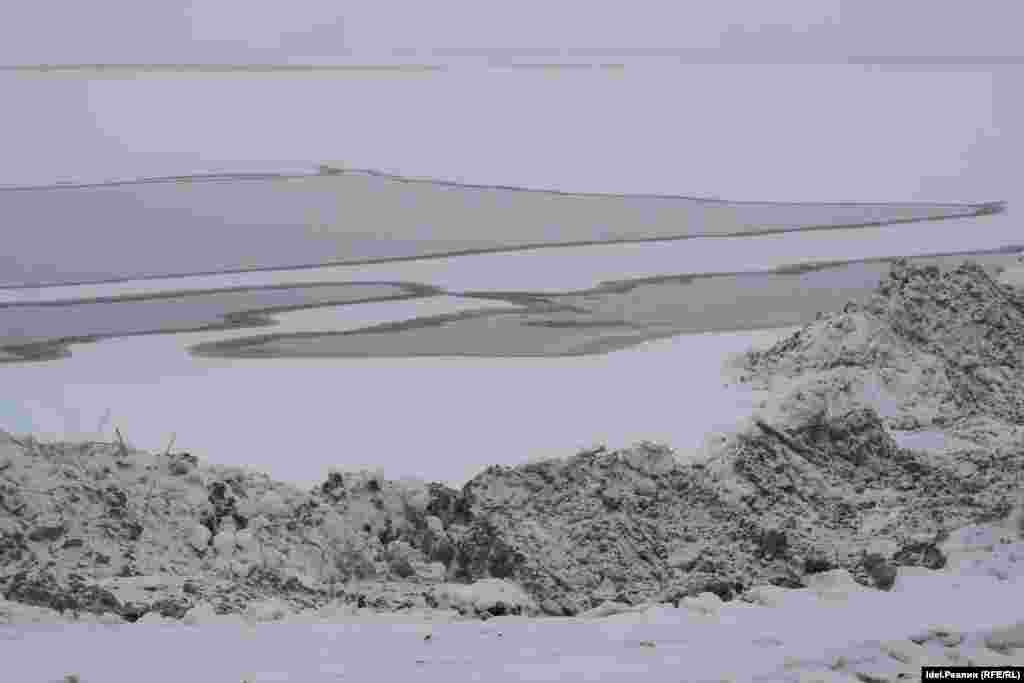 Рядом с искусственной сушей образовалась протяженная полынья, не замерзающая даже в сильный мороз. 