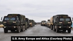 Transportoarele blindate Stryker ale Armatei SUA, pregătite să fie trimise în România, de la baza din Vilseck, Germania, pe 9 februarie 2022.