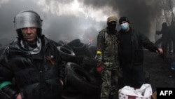 Проросійськи налаштовані особи палять шини, готуючись протистояти правоохоронцям. Слов’янськ, 13 квітня 2014 року