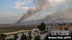 Sirijski grad Tal Abyad uslikan sa turske strane granice