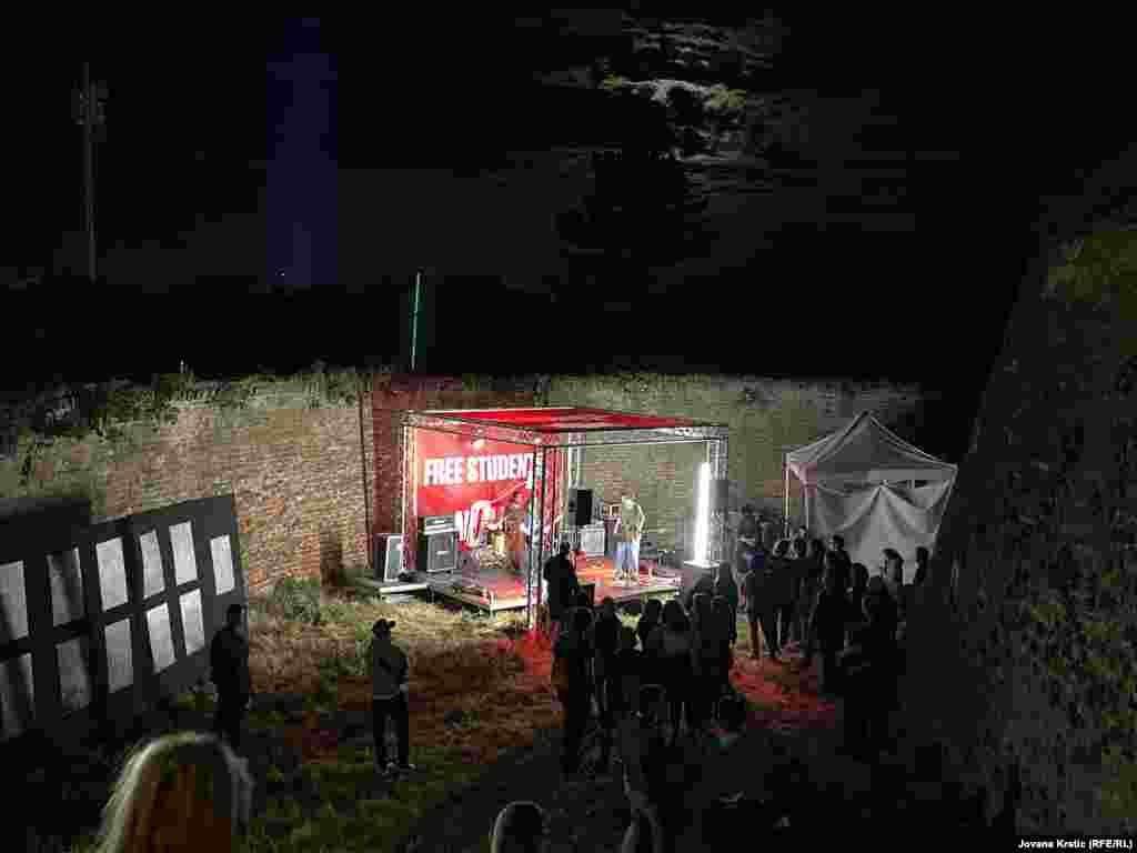 U saradnji sa studentima u blokadi više fakulteta u Srbiji postavljena je "Free students" bina, gde nastupaju studentski bendovi i DJ-evi.