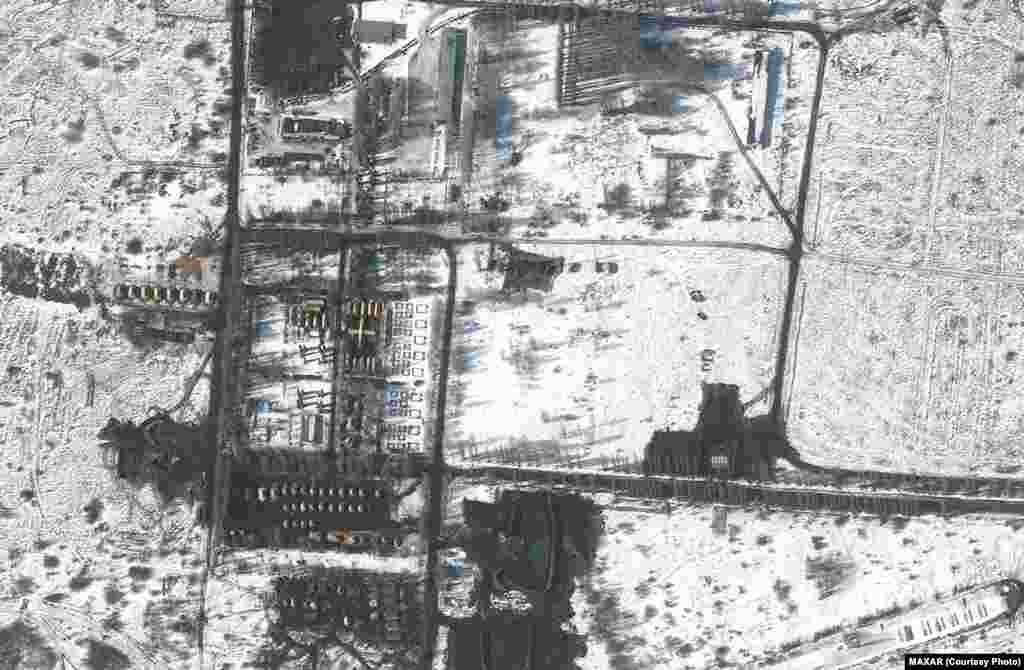 Россия, 21 февраля. Полевой госпиталь и российские войска к западу от Белгорода – российского города, расположенного на границе с Харьковской областью. Компания Satellite image ©2022 Maxar Technologies сообщает, что Россия стягивает больше войск и техники в сельские районы к юго-западу от Белгорода, менее чем в 20 километрах к юго-западу от границы с Украиной  