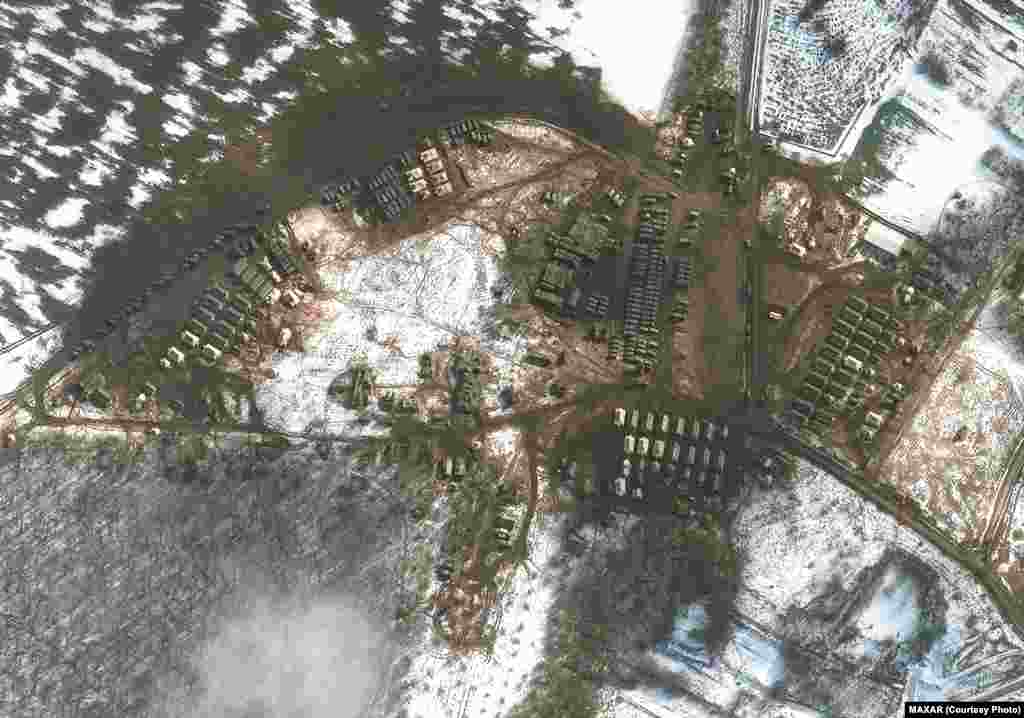 Припасы и дополнительные войска в Красном Октябре – сельской местности к юго-западу от Белгорода, 21 февраля 2022 года. Satellite image ©2022 Maxar Technologies