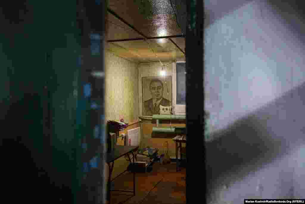 Залишки радянської символіки у одному з приміщень, де розташовані підрозділи Збройних сил України. Сьогодні по цих об'єктах стріляють із артилерії контрольовані Росією сили. Новолуганське, Донецька область