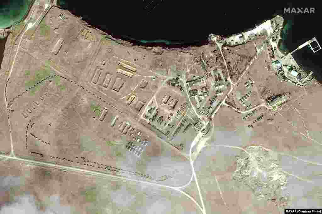 Спутниковые снимки, датированные 15 февраля, показывают, что на полуострове все еще остаются российские войска и тяжелое вооружение. Крым.Реалии на основе данных из открытых источников создали карту концентрации российских войск в Крыму, которая обновляется при появлении новой информации. На фото – военная база на озере Донузлав. Другие свежие спутниковые снимки из Крыма и мест концентрации войск у границ Украины – в фотогалерее