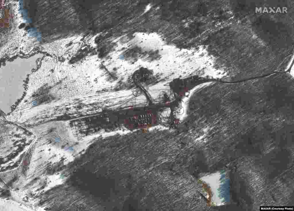 Новая военная техника на юго-западе от Белгорода, Россия, 21 февраля 2022 года. Satellite image ©2022 Maxar Technologies