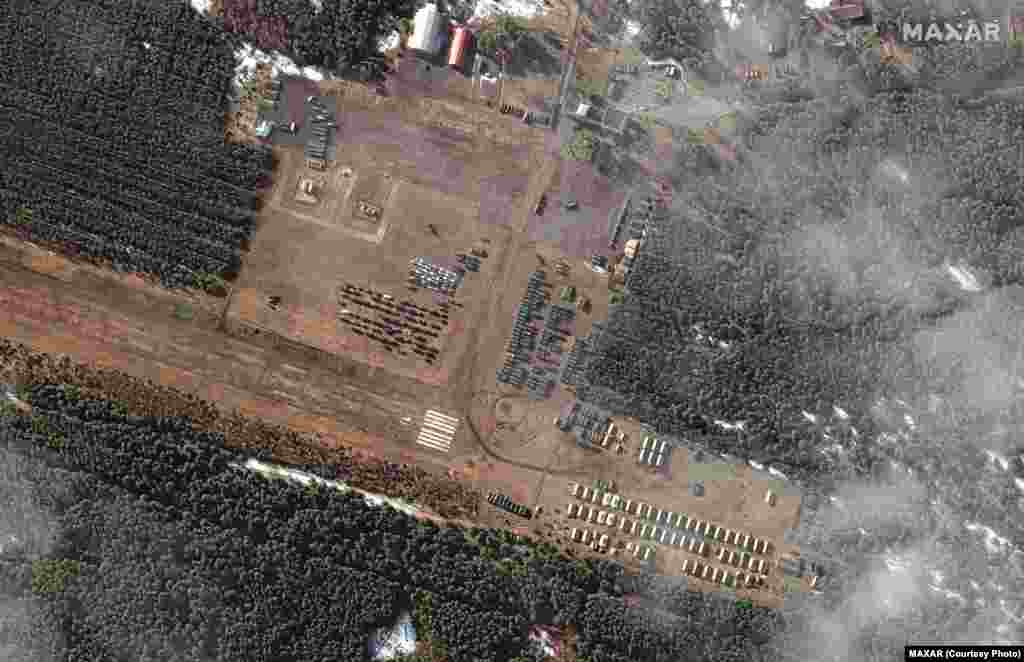 Более 100 единиц техники и десятки военных укрытий на небольшом аэродроме вблизи Мозыря на юге Беларуси, менее чем в 40 километрах к северу от границы с Украиной, 22 февраля 2022 года. Satellite image ©2022 Maxar Technologies