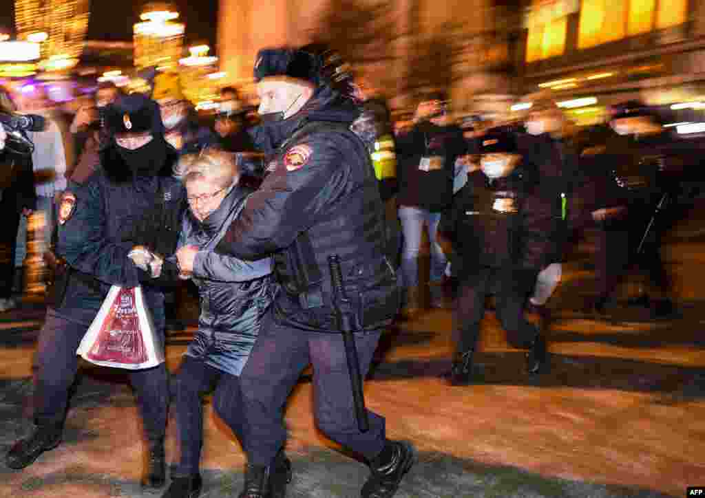 Policajci privode demonstranta tokom protesta protiv ruske invazije Ukrajine u Moskvi, 24. februara 2022. Ruski predsjednik Vladimir Putin pokrenuo je u četvrtak ujutro invaziju na Ukrajinu punog razmjera, ubivši više od stotinu ljudi i pokrenuvši upozorenja zapadnih lidera o sankcijama bez presedana. Ruski zračni napadi pogodili su vojne objekte širom zemlje, a kopnene snage su krenule sa sjevera, juga i istoka, prisiljavajući mnoge Ukrajince da napuste svoje domove uz zvuke bombardiranja. 