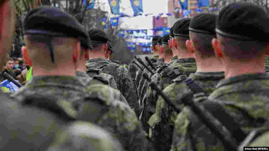 Defile vojnika glavnim trgom u Prištini