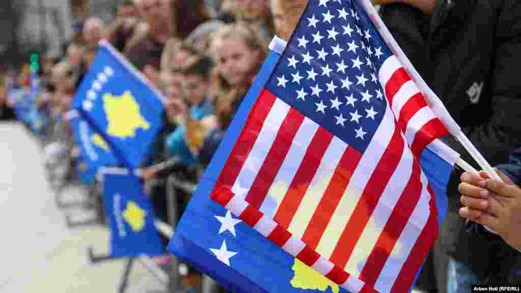 Uz kosovske, građani i građanke su nosili i zastave Sjedinjenih Američkih Država, u znak zahvalnosti