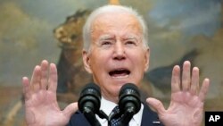 Президент США Джо Байден выступает в Белом доме с предупреждением о готовности президента России Владимира Путина начать полномасштабную войну с Украиной. 18 февраля 2022 года