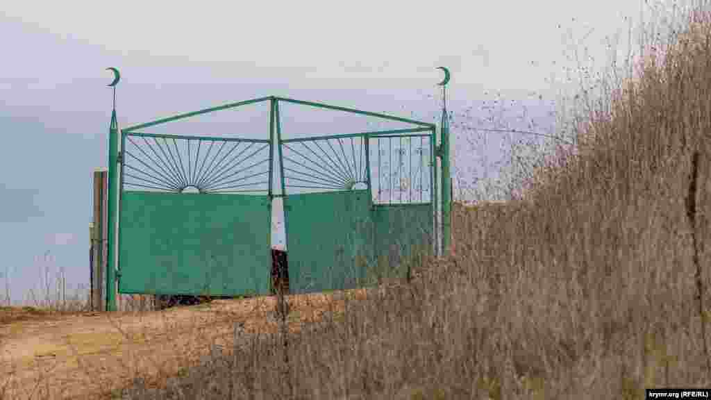 Ворота в мусульманской части сельского погоста. Другие фотографии из жизни «тепличного» села под Саками – в фотогалерее