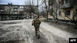 Vojnik ukrajinske vojske šeta gradom Šastija, u blizini grada Luganska na istoku Ukrajine, 22. februara 2022, dan nakon što je Rusija priznala separatističke republike istočne Ukrajine i naredila ruskoj vojsci da tamo pošalje trupe 