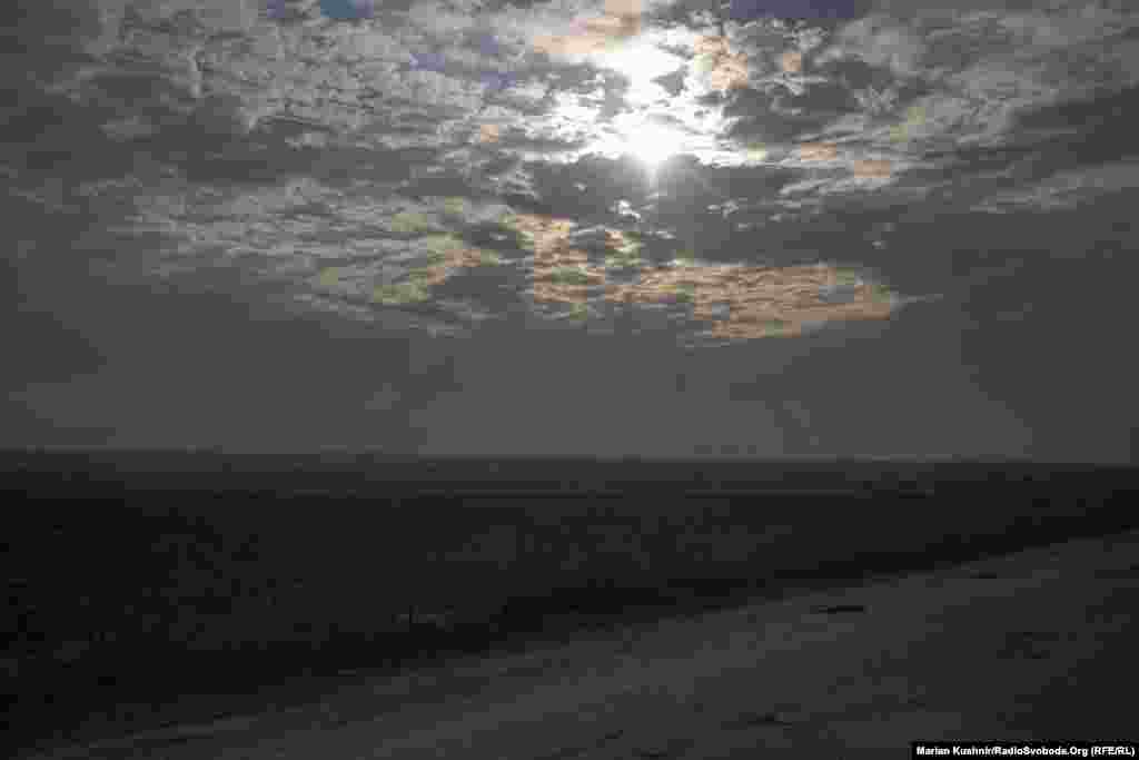 Україна і Захід звинувачують Росію у плануванні вторгнення в Україну. Москва заперечувала такі плани, але 21 лютого визнала незалежність так званих «республик Донбасса», і почала вводити туди регулярні війська. Наразі на кордонах України зосереджено до 150 тисяч військовослужбовців російської армії. Ескалація триває