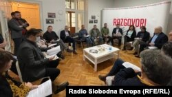 Predstavnici osam opozicionih stranaka, pokreta i sindikata na potpisivanju “Sporazuma za odgovornu Srbiju”, u Beogradu, 17. februara.