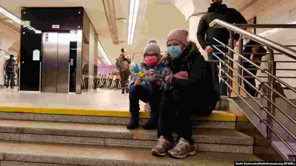 Žena sa djetetom u metrou dok traje ruska invazija na Ukrajinu.