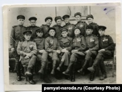 Алексей Гаранин с сослуживцами (в верхнем ряду второй справа)