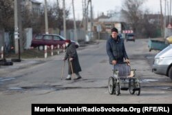 Na administrativnom graničnom prelazu Stanicja Luhanska nikla je mala tržnica sa prehrambenim proizvodima, apoteka, lokacija za testiranje na COVID-19, kao i taksi stajalište.
