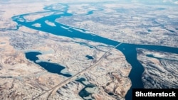 Панорама Большого Амура в районе нынешней российско-китайской границы. Виден город Хабаровск и железнодорожный мост, являющийся частью Транссибирской магистрали