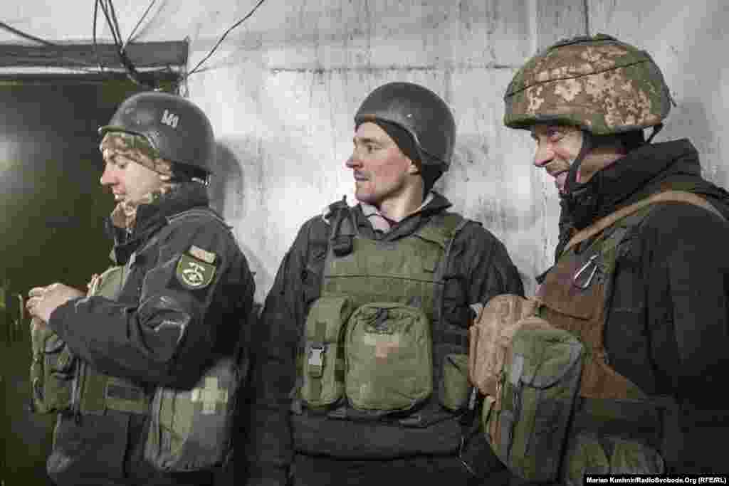 Військові ЗСУ ховаються в укритті під час обстрілу із артилерії в Новолуганському, Донецька область. 22 лютого 2022 року 