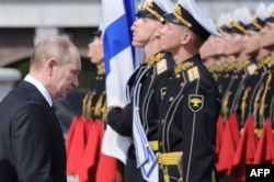 ვლადიმირ პუტინი "უცნობი ჯარისკაცის" საფლავზე. 2012 წ. 9 მაისი