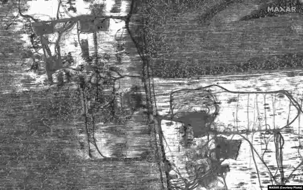 Расчищенная территория и завезенная военная техника в Почепе, 22 февраля 2022 года. Satellite image ©2022 Maxar Technologies