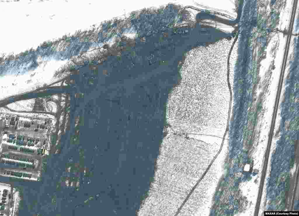 Как утверждают специалисты Maxar Technologies, на этом снимке боевые соединения отправляются на юг от села Солоти, 20 февраля 2022 года  