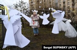 გოგონა და ქაღალდის ანგელოზი - მაიდანის დაღუპულ აქტივისტთა სიმბოლო