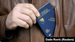 Građanin Bosne i Hercegovine stavlja novi pasoš u džep po izlasku iz policijske stanice u Zenici (Arhivska fotografija)